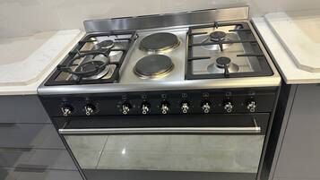 Mikrobølgeovn, ovn, kogeplade, opvaskemaskine