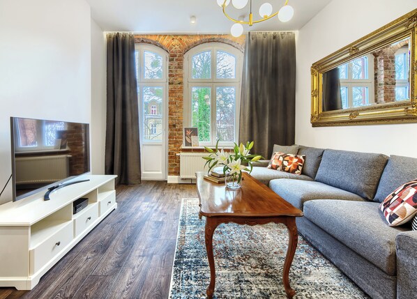 Apartemen | Ruang keluarga | TV layar datar