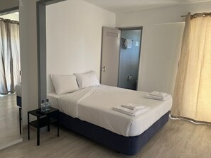 Bureau, espace de travail pour ordinateur portable, rideaux occultants