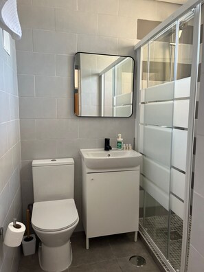 Douche, serviettes fournies, savon, shampoing