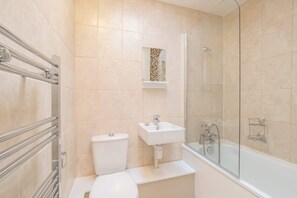 Dusche, Haartrockner, Handtücher, Shampoo