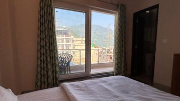 Habitación doble Deluxe, 1 cama matrimonial, para no fumadores, vista a la montaña | Wifi gratis