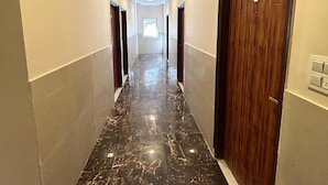 Habitación doble Deluxe, 1 cama matrimonial, para no fumadores, vista a la montaña | Área de sala de estar