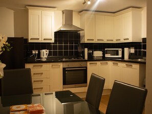 Apartment | Private kitchen | Fridge, microwave, oven, stovetop - Spacious 2 Bedroom in Woolwich, 15 Minutes to 02 (London)