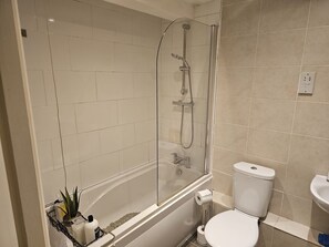 Apartment | Bathroom | Combined shower/tub, deep soaking tub, hair dryer, towels