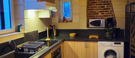 Een koelkast, een magnetron, een oven, een kookplaat
