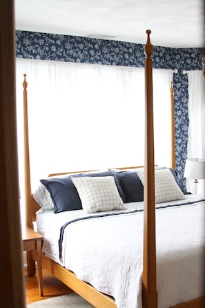 3 bedrooms, desk, iron/ironing board, travel cot - Historic Victorian home in Singers Glen  (Singers Glen)