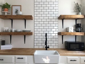 Microwave, oven, stovetop - Charming 1-bedroom house with WiFi in lovely Bakersfield (Bakersfield)