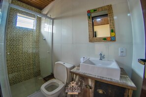 Towels, toilet paper - 01 Double Room - Air conditioning | WiFi | TV - Facing the Santo Antônio Lagoon (Portinho Laguna)