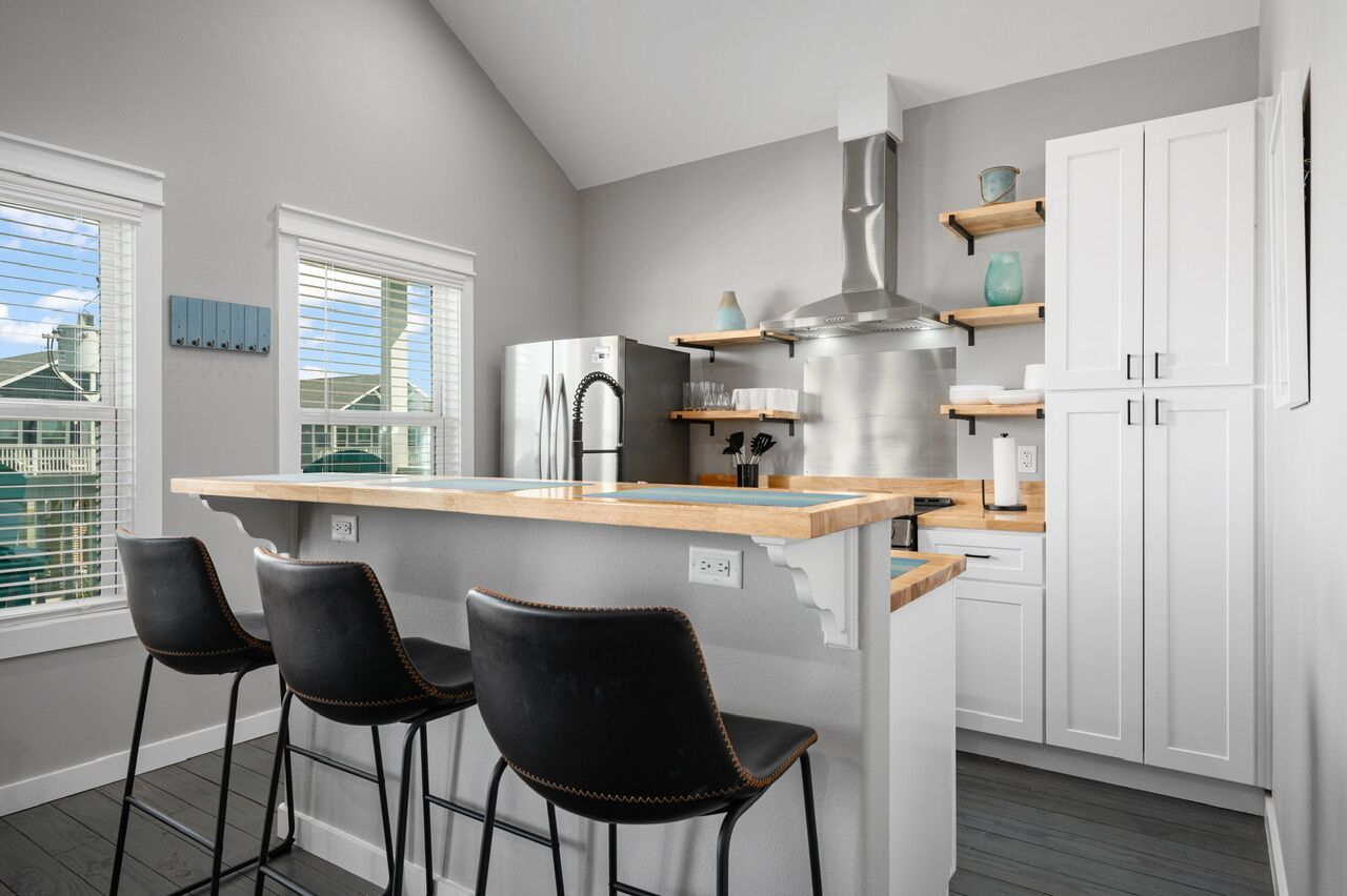Fridge, microwave, dishwasher, coffee/tea maker