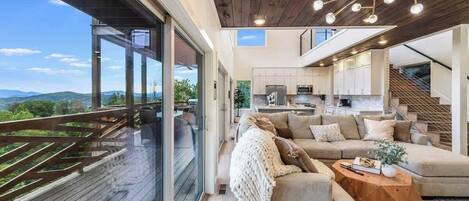 Una televisión, videojuegos, una oficina