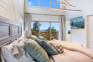 2 habitaciones, escritorio y tabla de planchar con plancha 