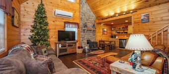 Charming Dog Friendly Retreat w/ Fire Pit & Hot Tub
