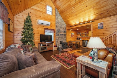 Charming Dog Friendly Retreat w/ Fire Pit & Hot Tub