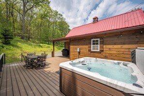 Outdoor dining - Charming Dog Friendly Retreat w/ Fire Pit & Hot Tub (McHenry)