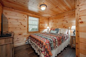 2 bedrooms, free WiFi, bed sheets - Charming Dog Friendly Retreat w/ Fire Pit & Hot Tub (McHenry)