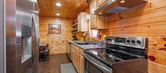 Charming Dog Friendly Retreat w/ Fire Pit & Hot Tub