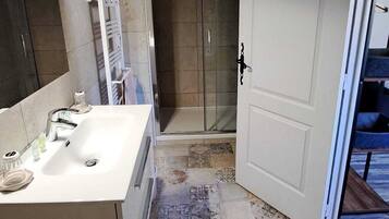 Ducha, artículos de higiene personal ecológicos y secador de pelo