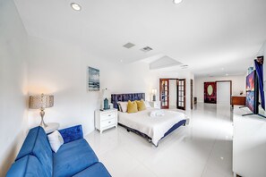 3 bedrooms, iron/ironing board, travel cot, free WiFi - Heated Pool & Tiki Hut! Air Hockey+Close To Beach! (Fort Lauderdale)
