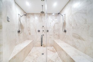 Dusche, Haartrockner, Handtücher, Seife