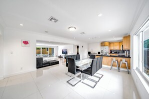 Dining - Heated Pool & Tiki Hut! Air Hockey+Close To Beach! (Fort Lauderdale)