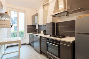 Fridge, microwave, oven, stovetop - Nice and large apartment near the famous Moulin Rouge and metro in Montmartre (Paris)