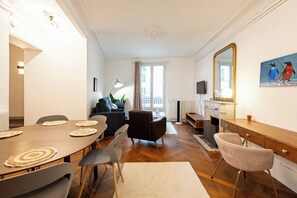 Dining - Nice and large apartment near the famous Moulin Rouge and metro in Montmartre (Paris)