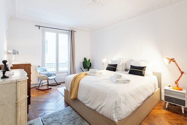 2 bedrooms, iron/ironing board, travel crib, free WiFi - Nice and large apartment near the famous Moulin Rouge and metro in Montmartre (Paris)