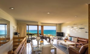 TV, DVD player, stereo - Absolute Beachfront Port Elliot 1-14 Merrilli Plc (Port Elliot)