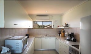 Fridge, microwave, oven, stovetop - Absolute Beachfront Port Elliot 1-14 Merrilli Plc (Port Elliot)