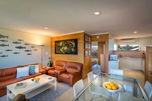 TV, DVD player, stereo - Absolute Beachfront Port Elliot 1-14 Merrilli Plc (Port Elliot)