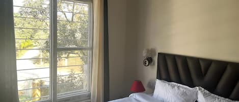Habitación Deluxe, 1 cama matrimonial, baño privado, vista a la colina | Wifi gratis