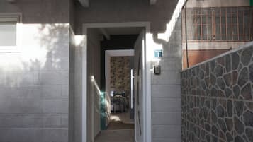 Comfort-Dreibettzimmer | Laptopgeeigneter Arbeitsplatz, Verdunkelungsvorhänge