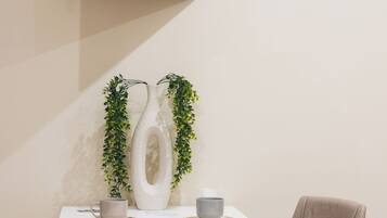 Deluxe-Dreibettzimmer | Laptopgeeigneter Arbeitsplatz, Verdunkelungsvorhänge