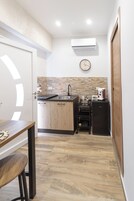 Frigobar, cafetera expreso