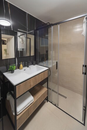 Phòng 3 Deluxe | Phòng tắm | Buồng tắm vòi sen, máy sấy tóc, chậu vệ sinh/vòi rửa, khăn tắm