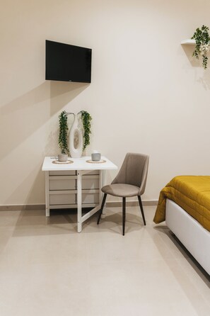 Deluxe Triple Room | Laptop workspace, blackout drapes, iron/ironing board, free WiFi - Le Porte di Pompei (Scafati)