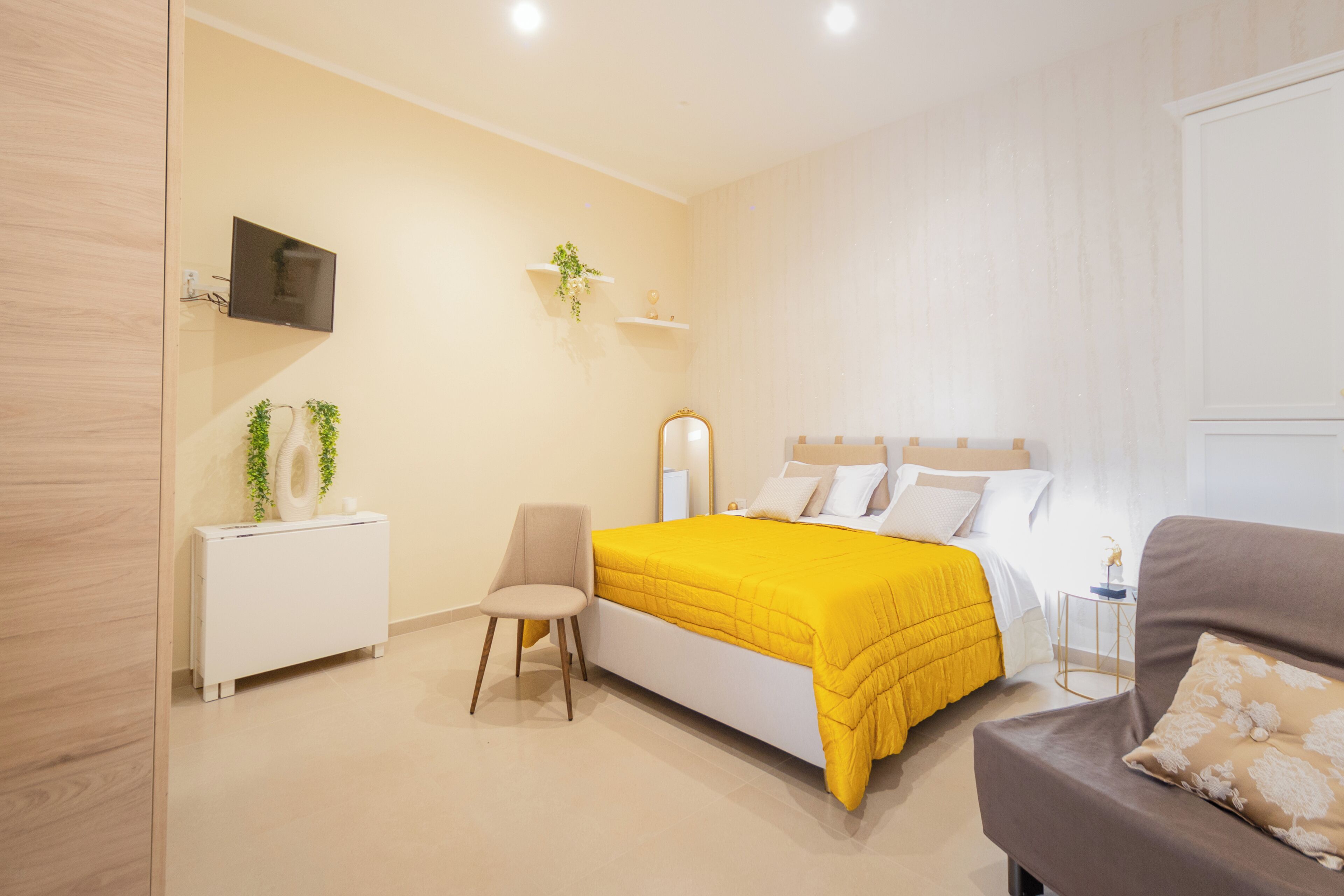 Laptop workspace, blackout curtains, iron/ironing board, free WiFi