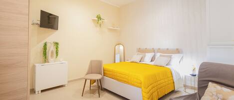 Laptop workspace, blackout curtains, iron/ironing board, free WiFi