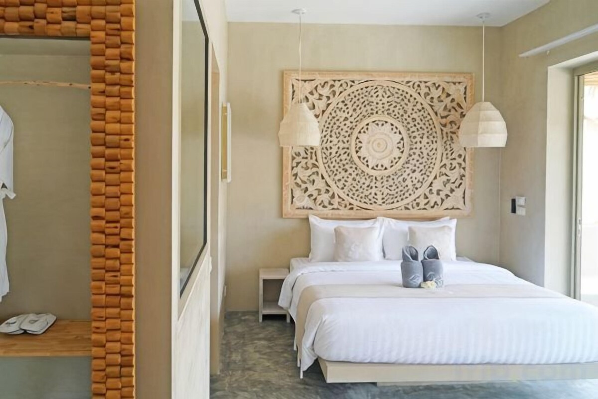 Pillowtop beds, in-room safe, iron/ironing board (on request)