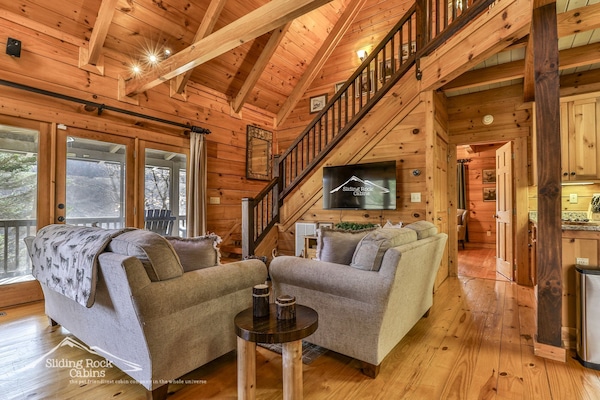 Een televisie en een open haard