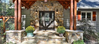 Lake Reflections 3/3 Hot tub, pet friendly & fenced lakefront w/dock, paved.