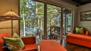 Televisión y chimenea 