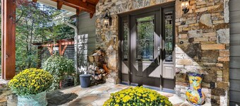 Lake Reflections 3/3 Hot tub, pet friendly & fenced lakefront w/dock, paved.