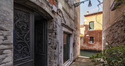 Venice Guggenheim Apartment by Wonderful Italy