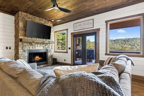 Interior - 5 min to Downtown Blue Ridge with Sunrise Views -Firepit -Hot Tub -Games (Blue Ridge)
