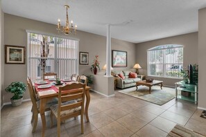 House, 4 Bedrooms | Living area