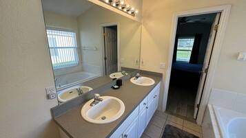 House, 3 Bedrooms | Bathroom