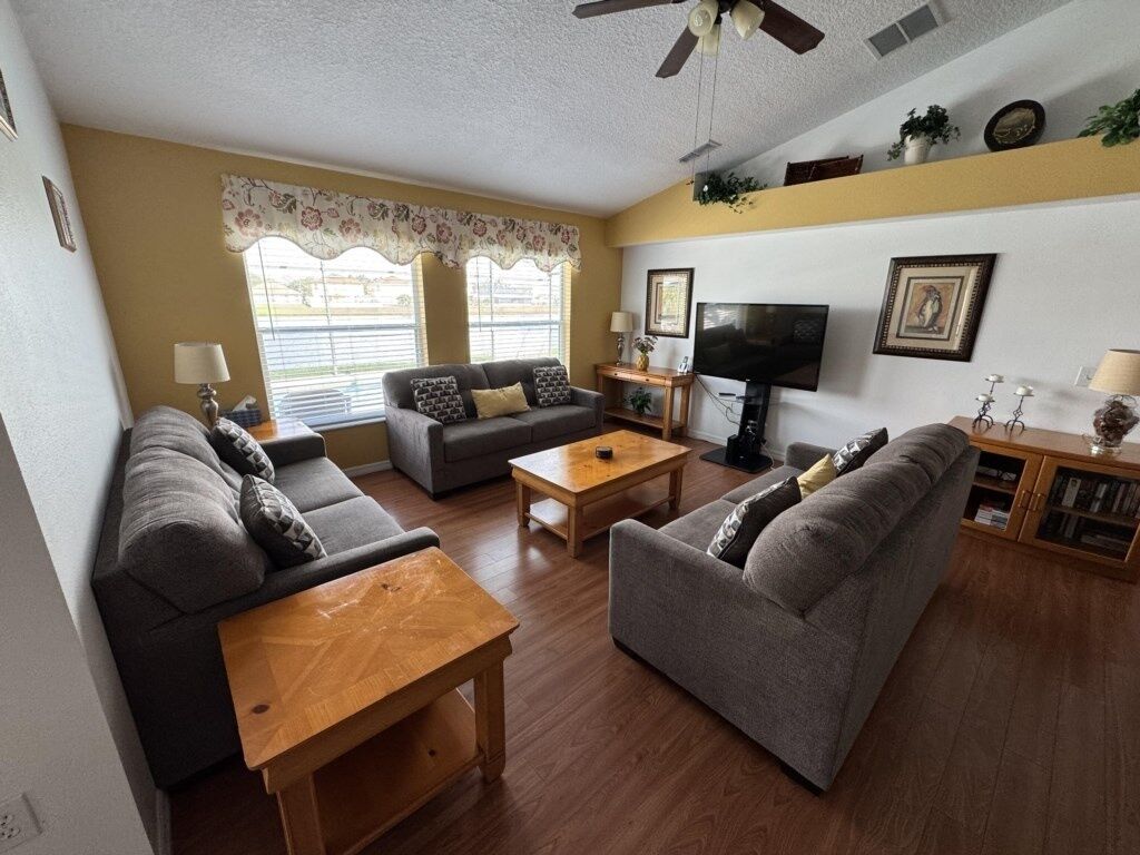 House, 4 Bedrooms | Living area