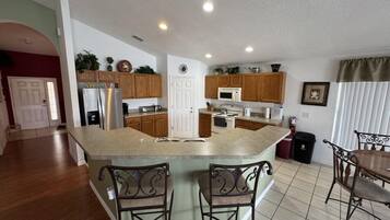 House, 4 Bedrooms | Private kitchen